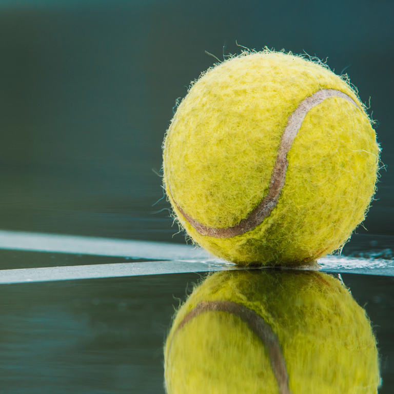 Tennisball auf Linie